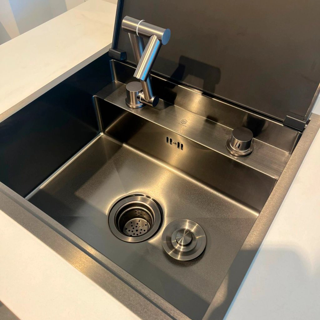 Bacha de Cocina negra de acero inoxidable con tapa y grifería plegable